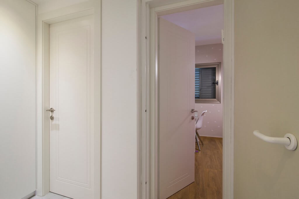 תיקון דלתות פנים – כל מה שחשוב לדעת לפני שמחליטים