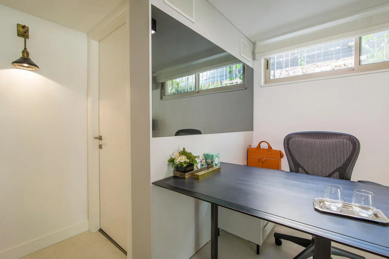 איך בוחרים דלתות פנים? המדריך ליצירת חלל עבודה מעורר השראה!